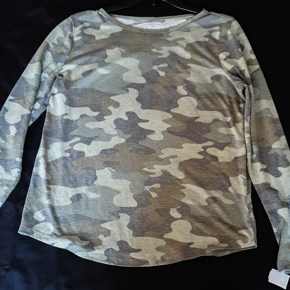 $16 NEW W/T WOMAN TOP CAMO SIZE LARGE